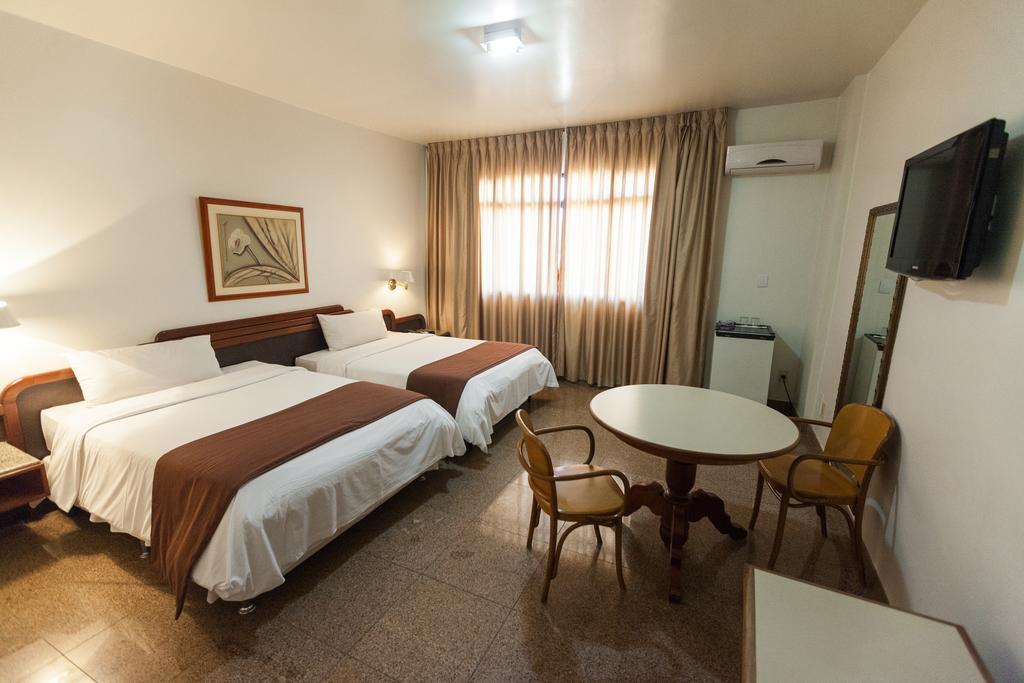 Dimas Lessa Hotel モンテス・クラロス エクステリア 写真