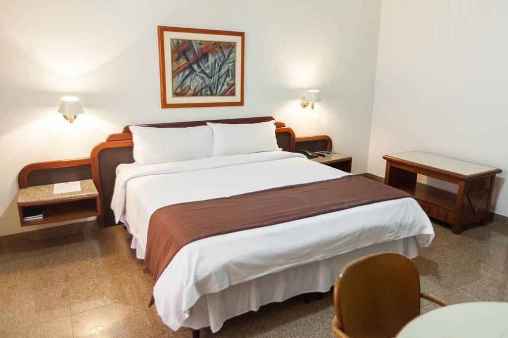 Dimas Lessa Hotel モンテス・クラロス エクステリア 写真