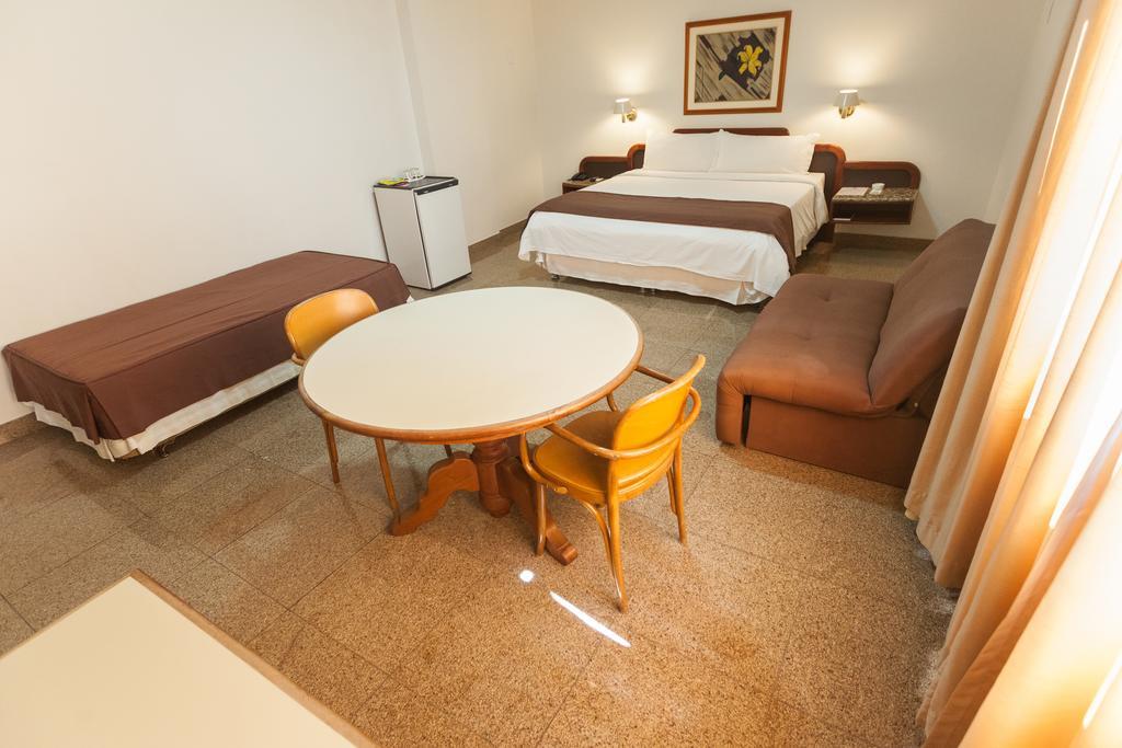 Dimas Lessa Hotel モンテス・クラロス エクステリア 写真