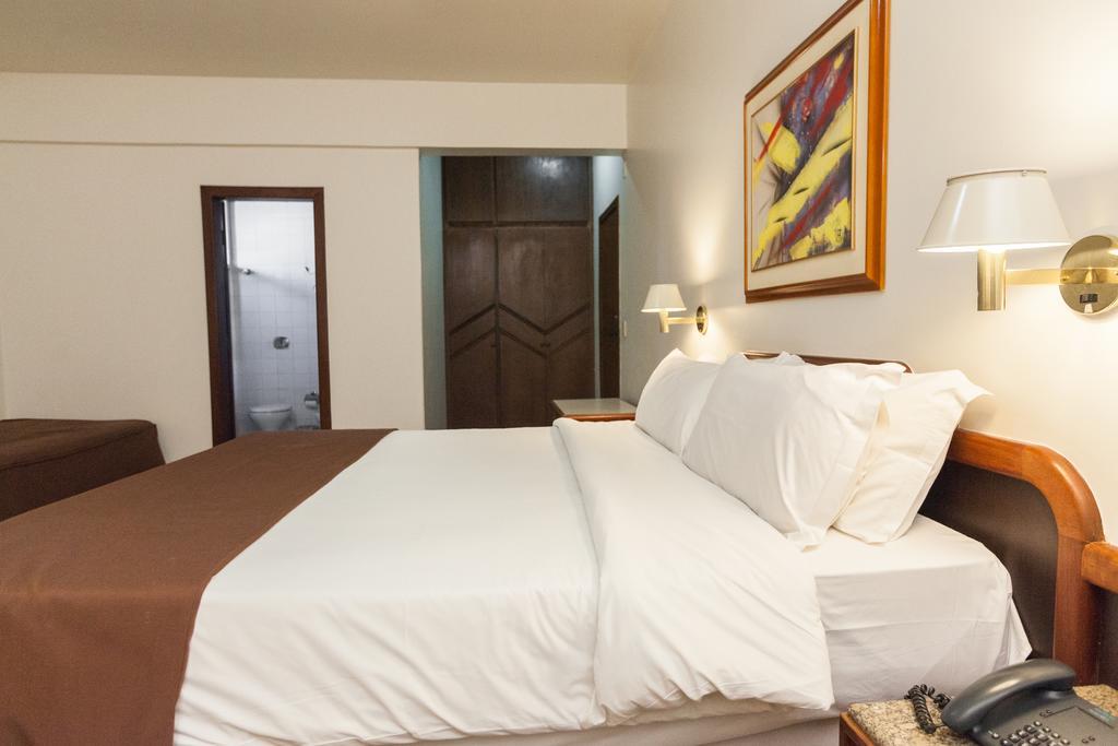 Dimas Lessa Hotel モンテス・クラロス エクステリア 写真