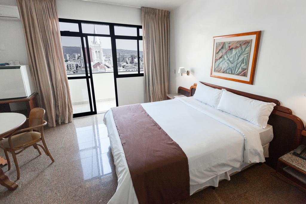 Dimas Lessa Hotel モンテス・クラロス エクステリア 写真